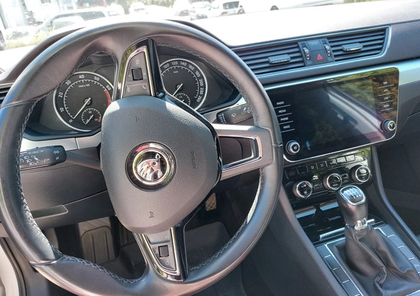 Skoda Superb cena 63000 przebieg: 238203, rok produkcji 2018 z Łazy małe 211